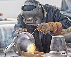 worker-welding-flange